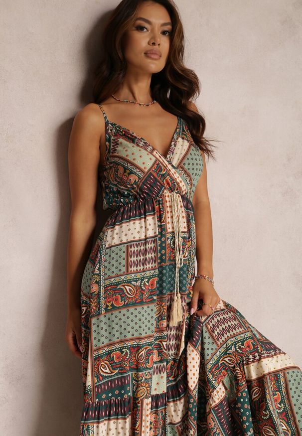 Renee - Zielona Wiskozowa Sukienka o Kopertowym Kroju w Print Patchwork Grehan. Kolor: zielony. Materiał: wiskoza. Długość rękawa: na ramiączkach. Wzór: nadruk. Typ sukienki: kopertowe. Styl: wakacyjny, boho. Długość: maxi