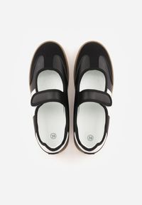 Born2be - Czarne Tenisówki w Stylu Balerinek z Zapięciem na Rzep Talwan. Okazja: na spacer, na co dzień. Zapięcie: rzepy. Kolor: czarny. Materiał: jeans. Sport: turystyka piesza #9