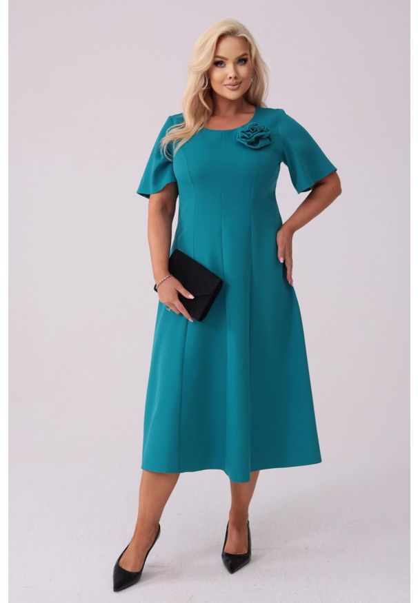 Moda Size Plus Iwanek - Elegancka sukienka Doris na wesele w odcieniach zieleni PLUS SIZE XXL. Okazja: na wesele, na ślub cywilny. Kolekcja: plus size. Kolor: zielony. Wzór: gładki, aplikacja, kwiaty. Typ sukienki: dla puszystych. Materiał: tkanina, elastan, poliester, materiał. Długość rękawa: krótki rękaw. Styl: elegancki. Długość: midi