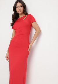 Born2be - Czerwona Sukienka o Dopasowanym Fasonie z Lekkimi Marszczeniami Aporea. Okazja: na co dzień. Kolor: czerwony. Długość rękawa: krótki rękaw. Sezon: wiosna, lato. Typ sukienki: sportowe, dopasowane. Styl: sportowy, casual, elegancki #3