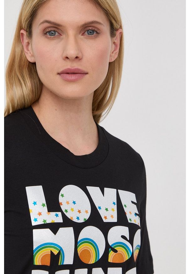 Love Moschino sukienka kolor czarny mini prosta. Okazja: na co dzień. Kolor: czarny. Długość rękawa: krótki rękaw. Wzór: nadruk. Typ sukienki: proste. Styl: casual. Długość: mini