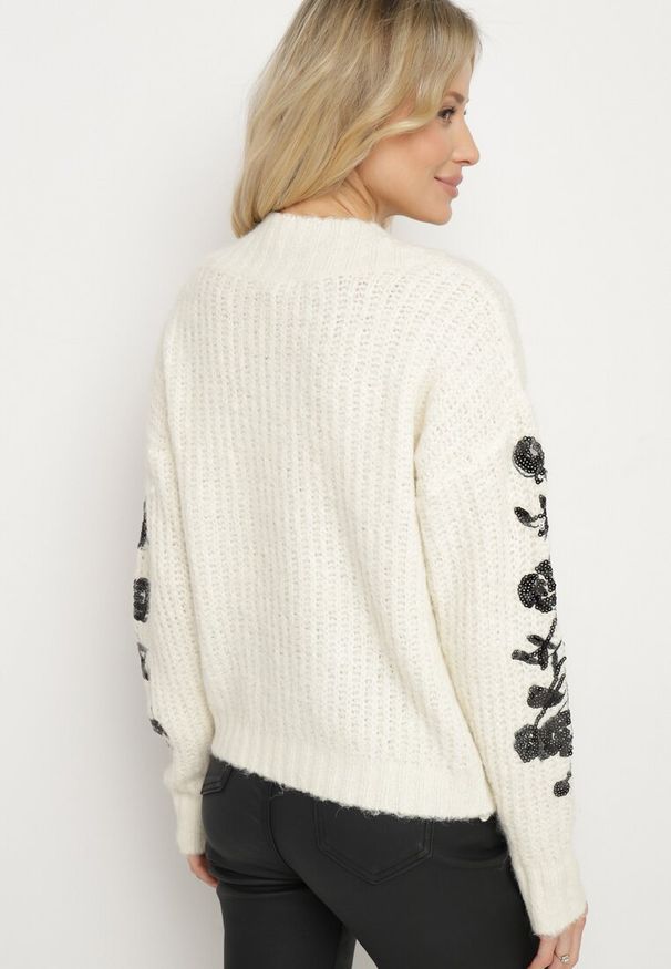 Born2be - Jasnobeżowy Sweter z Wełną Ozdobiony Haftem i Cekinami Siledi. Okazja: na co dzień. Kolor: beżowy. Materiał: wełna. Wzór: aplikacja, haft. Styl: klasyczny, elegancki, casual