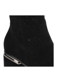 Czarne Kozaki S.Barski Modne Kozaki Damskie. Okazja: na co dzień. Kolor: czarny. Szerokość cholewki: normalna. Wzór: ażurowy. Materiał: skóra ekologiczna. Sezon: wiosna, lato. Obcas: na obcasie. Styl: klasyczny, casual, rockowy, elegancki. Wysokość obcasa: średni #6