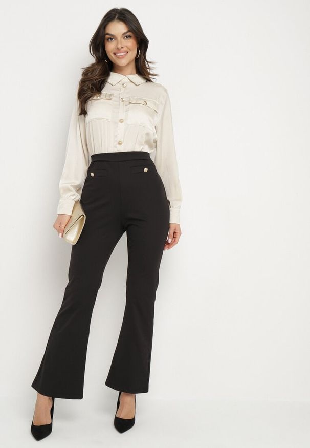 Born2be - Czarno-Beżowy Elegancki Kombinezon z Koszulową Górą z Wiązaniem i Ozdobnymi Guzikami Noriti. Okazja: na spotkanie biznesowe, do pracy, na co dzień. Kolor: czarny. Materiał: skóra. Długość rękawa: długi rękaw. Długość: długie. Styl: elegancki