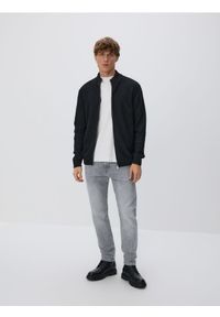 Reserved - Jeansy slim z efektem sprania - jasnoszary. Kolor: szary