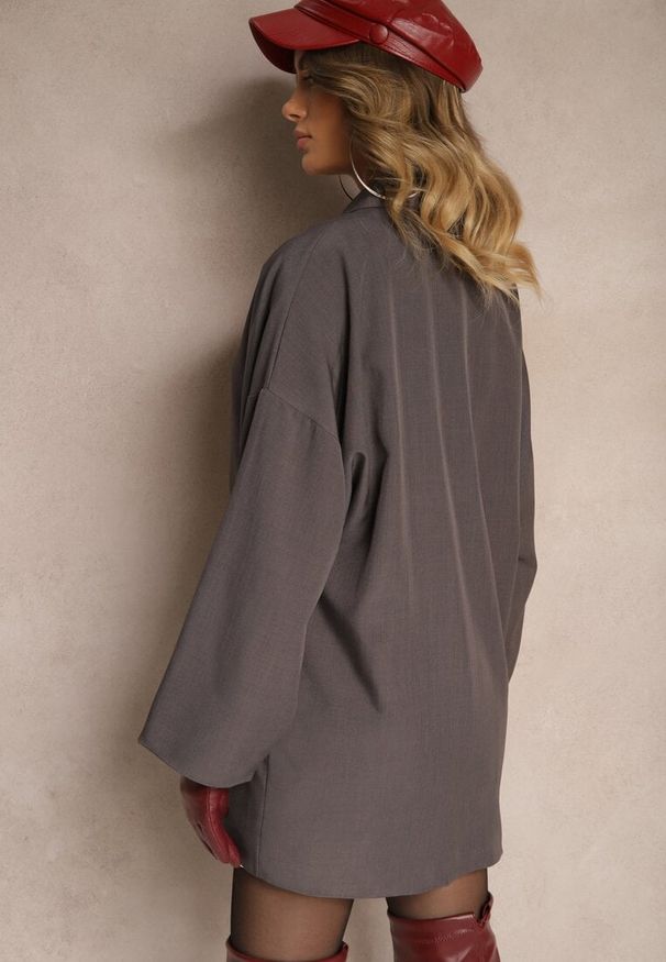 Renee - Szara Oversizowa Marynarka z Klapami i Dwurzędowym Zapięciem Sinthelis. Okazja: na co dzień, na spotkanie biznesowe. Kolor: szary. Wzór: aplikacja. Styl: biznesowy, casual, elegancki