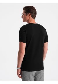 Ombre Clothing - Męski T-shirt V-NECK z elastanem - czarny V3 OM-TSCT-0106 - XXL. Typ kołnierza: dekolt w kształcie V. Kolor: czarny. Materiał: elastan. Długość rękawa: krótki rękaw. Długość: krótkie. Wzór: nadruk. Styl: klasyczny #6