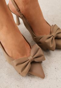 Renee - Ciemnobeżowe Szpilki Slingback z Ozdobną Kokardą na Nosku Chelshi. Zapięcie: pasek. Kolor: beżowy. Obcas: na szpilce. Styl: elegancki #9