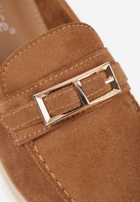 Renee - Jasnobrązowe Mokasyny Ozdobione Metaliczną Klamrą Murielori. Nosek buta: okrągły. Zapięcie: klamry. Kolor: brązowy. Materiał: skóra, zamsz. Wzór: aplikacja. Obcas: na obcasie. Wysokość obcasa: niski #7