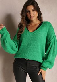 Renee - Zielony Sweter z Trójkątnym Dekoltem i Szerokimi Rękawami Sarahena. Kolor: zielony