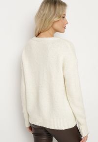 Born2be - Jasnobeżowy Sweter z Wełną Ozdobiony Metaliczną Nicią Senatira. Okazja: do pracy. Kolor: beżowy. Materiał: wełna. Długość rękawa: długi rękaw. Długość: długie. Wzór: aplikacja. Styl: klasyczny, elegancki #4