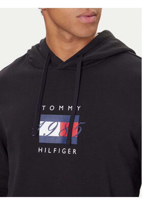 TOMMY HILFIGER - Tommy Hilfiger Bluza Linear Flag MW0MW41332 Czarny Regular Fit. Kolor: czarny. Materiał: bawełna