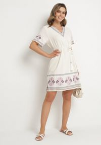 Born2be - Fioletowa Sukienka Bawełniana o Pudełkowym Fasonie Ozdobiona Haftami Tirkio. Okazja: na co dzień. Typ kołnierza: dekolt w kształcie V. Kolor: fioletowy. Materiał: bawełna. Wzór: haft, aplikacja. Styl: casual, elegancki #5