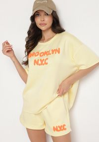 Born2be - Żółty Komplet Oversize z Wiskozą T-shirt i Szorty z Nadrukiem Liravella. Kolor: żółty. Materiał: wiskoza. Wzór: nadruk