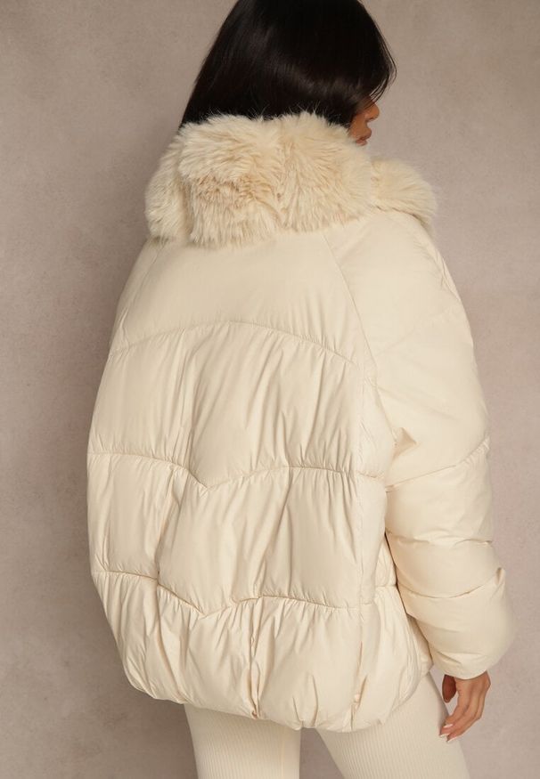 Renee - Beżowa Oversizowa Kurtka z Pikowanymi Przeszyciami i Futrem Silvitila. Okazja: na co dzień. Kolor: beżowy. Materiał: futro. Styl: casual