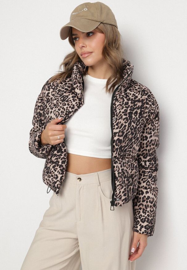 Born2be - Brązowa Krótka Pikowana Kurtka w Panterkę Wykończona Ściągaczami Ivinia. Okazja: na spacer. Kolor: brązowy. Materiał: jeans. Długość rękawa: długi rękaw. Długość: krótkie. Wzór: motyw zwierzęcy. Styl: elegancki
