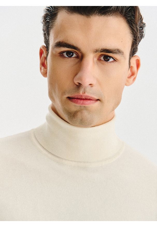 Pako Lorente - PAKO LORENTE - Biały gładki golf męski. Typ kołnierza: golf. Kolor: biały, czarny, zielony. Materiał: bawełna, elastan, poliamid. Wzór: gładki. Sezon: jesień