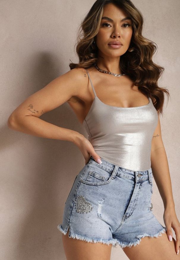 Renee - Niebieskie Szorty z Postrzępionymi Krawędziami i Cyrkoniami Lenluni. Kolor: niebieski. Materiał: jeans. Wzór: aplikacja