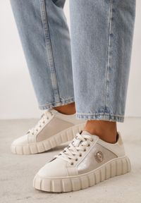 Renee - Beżowo-Złote Sneakersy Skórzane z Chunky Podeszwą i Metalicznymi Wstawkami Volla. Okazja: na co dzień. Zapięcie: sznurówki. Kolor: beżowy. Materiał: skóra. Szerokość cholewki: normalna. Wzór: gładki #1