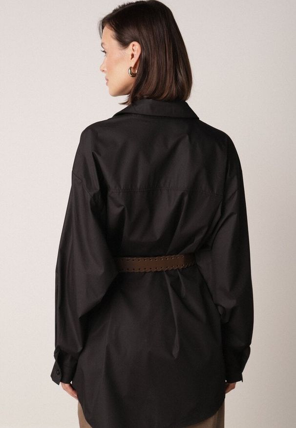 Born2be - Czarna Długa Koszula Oversize z Bawełny i Wiskozy z Paskiem z Klamrą Thessalonike. Okazja: na co dzień. Kolor: czarny. Materiał: wiskoza, bawełna. Długość: długie. Styl: casual