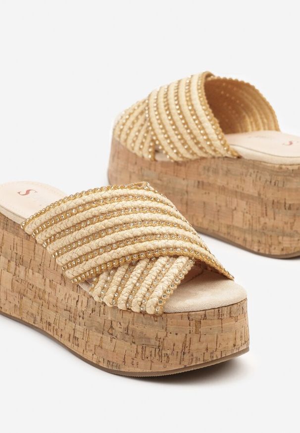 Renee - Beżowe Klapki na Koturnie w Stylu Drewniaków z Cyrkoniami Nanilea. Okazja: na co dzień. Kolor: beżowy. Materiał: len, jeans. Sezon: lato. Obcas: na koturnie. Styl: casual, elegancki