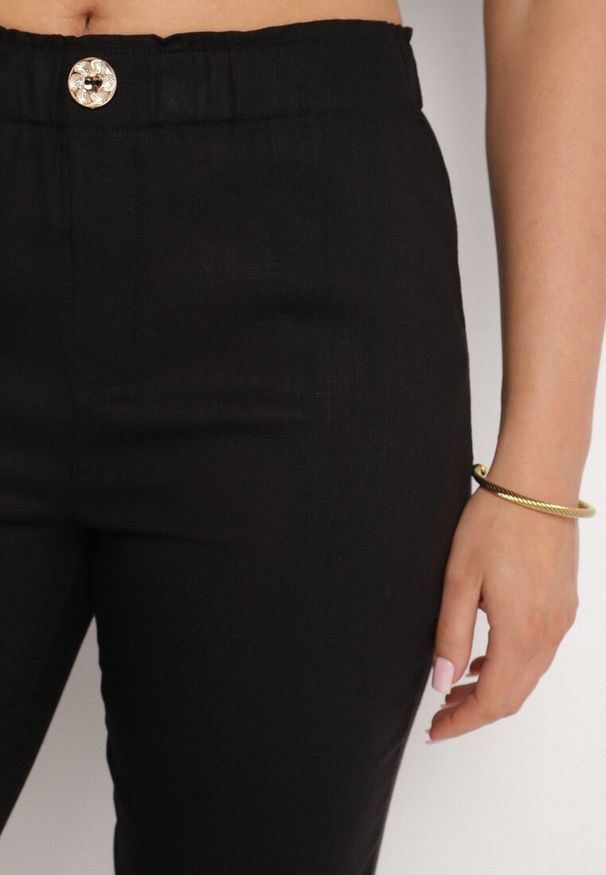 Born2be - Czarne Spodnie z Lnem o Klasycznym Kroju z Gumką w Talii Filarse. Okazja: na co dzień. Kolor: czarny. Materiał: len. Sezon: wiosna, lato. Styl: klasyczny