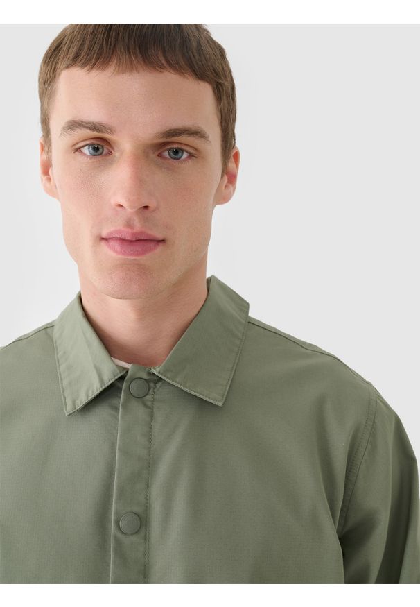 4f - 4F Kurtka przejściowa koszulowa męska - oliwkowa/khaki M. Okazja: na co dzień. Kolor: oliwkowy, brązowy, wielokolorowy. Materiał: bawełna. Styl: casual, klasyczny, sportowy