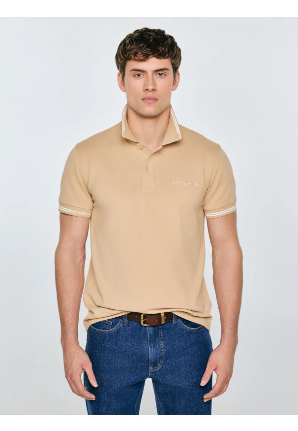 Big-Star - Koszulka męska polo beżowa Wladym 801. Okazja: na co dzień. Typ kołnierza: polo. Kolor: beżowy. Materiał: dzianina, jeans, materiał. Wzór: nadruk, aplikacja, paski. Styl: elegancki, casual, klasyczny, sportowy, wizytowy
