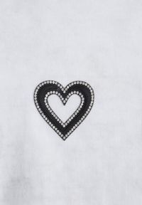Born2be - Biały Bawełniany T-shirt z Cyrkoniowym Sercem Arielin. Okazja: na co dzień. Kolor: biały. Materiał: bawełna. Wzór: aplikacja. Styl: casual, klasyczny, sportowy #6