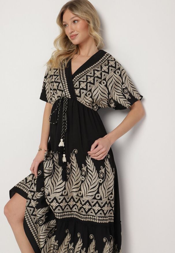 Born2be - Czarna Kopertowa Sukienka z Wiskozy Zdobiona Frędzlami i Metalicznym Haftem Redeirae. Okazja: na spacer, na co dzień. Typ kołnierza: dekolt w serek. Kolor: czarny. Materiał: wiskoza. Wzór: haft, aplikacja. Typ sukienki: kopertowe. Styl: casual, klasyczny