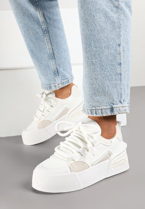 Renee - Białe Streetwearowe Sneakersy Trampki na Platformie Danenith. Okazja: na co dzień. Kolor: biały. Materiał: jeans. Obcas: na platformie