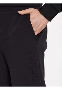 Calvin Klein Spodnie dresowe K10K111566 Czarny Regular Fit. Kolor: czarny. Materiał: bawełna, dresówka #4