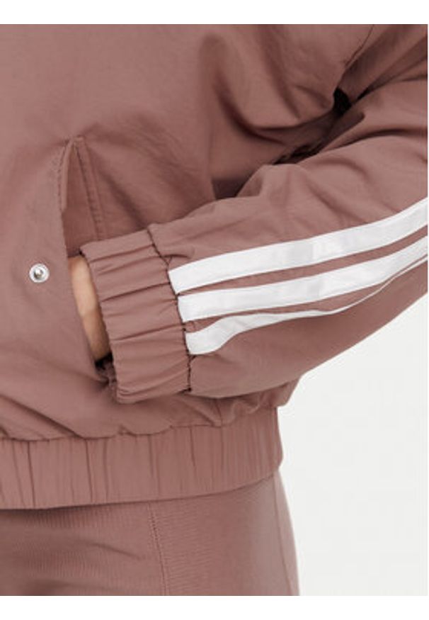 Adidas - adidas Kurtka bomber Essentials 3-Stripes JD5318 Różowy Loose Fit. Kolor: różowy. Materiał: syntetyk