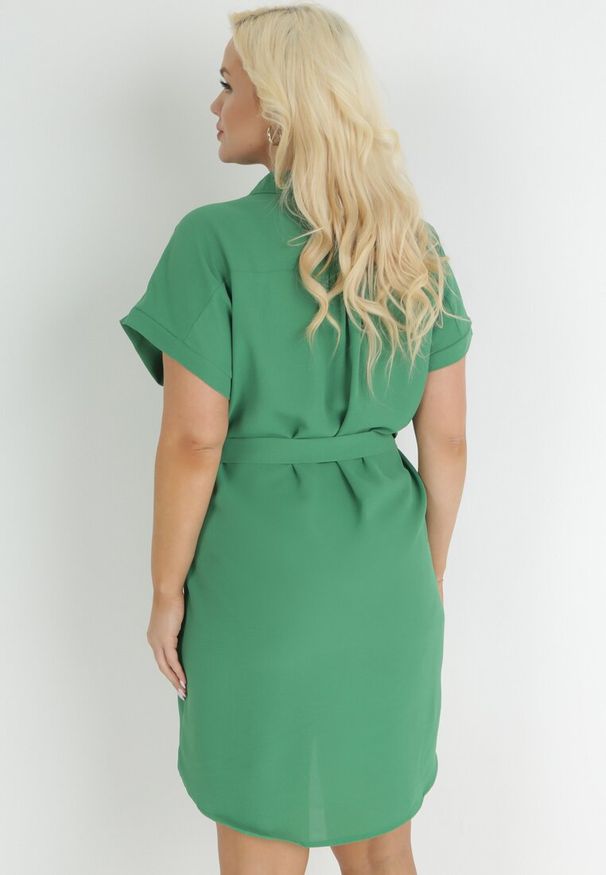Born2be - Zielona Koszulowa Sukienka z Krótkim Rękawem i Wiązaniem w Pasie Mistie. Kolekcja: plus size. Kolor: zielony. Materiał: materiał. Długość rękawa: krótki rękaw. Wzór: gładki. Sezon: wiosna, lato. Typ sukienki: koszulowe. Długość: mini, midi