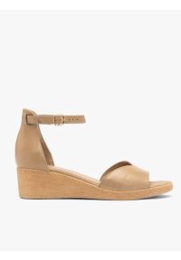 Ryłko - Beżowe sandały na platformie. Kolor: beżowy. Materiał: skóra. Obcas: na platformie. Styl: street #1