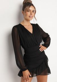 Born2be - Czarna Sukienka z Tiulowymi Rękawami i Marszczeniem Halanelia. Okazja: na co dzień. Typ kołnierza: dekolt kopertowy. Kolor: czarny. Materiał: tiul. Typ sukienki: kopertowe, proste. Styl: klasyczny, casual, elegancki #4