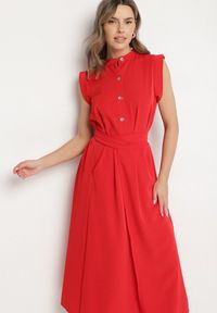 Born2be - Czerwona Sukienka Koszulowa o Rozkloszowanym Kroju z Wiązaniem w Pasie Mavirielle. Okazja: na co dzień. Typ kołnierza: dekolt w serek. Kolor: czerwony. Materiał: skóra. Długość rękawa: długi rękaw. Typ sukienki: koszulowe. Styl: casual, elegancki