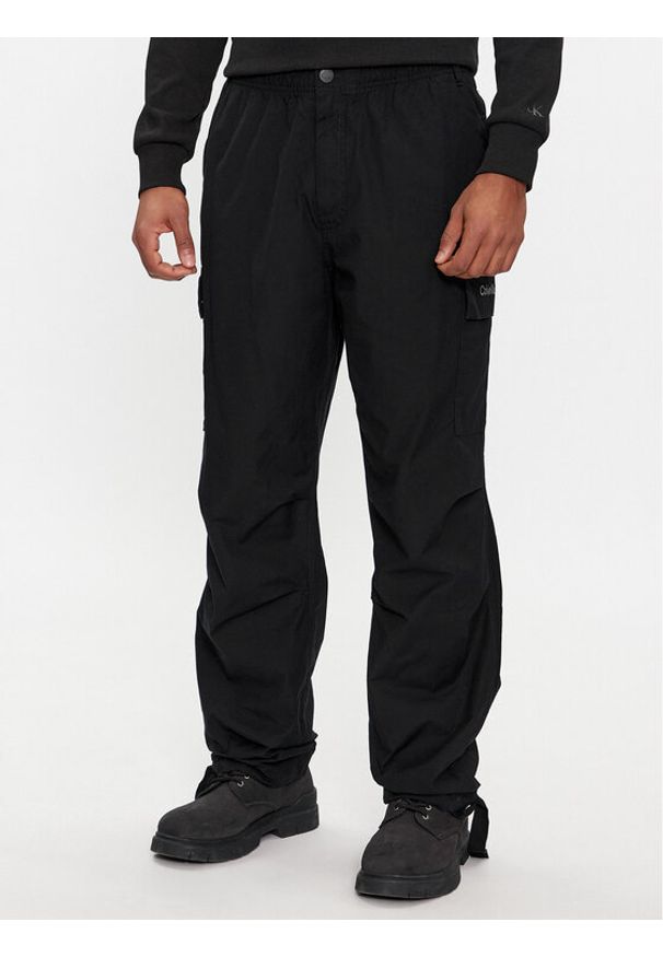 Calvin Klein Jeans Spodnie cargo Essential Regular Cargo Pant J30J324692 Czarny Regular Fit. Kolor: czarny. Materiał: bawełna