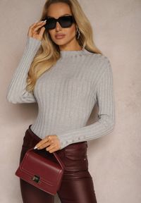 Renee - Szary Półgolf Sweter Prążkowany z Bawełną Wiskozą i Guzikami Tiathena. Okazja: na spotkanie biznesowe, na co dzień. Kolor: szary. Materiał: wiskoza, prążkowany, bawełna. Długość rękawa: długi rękaw. Długość: długie. Styl: biznesowy, casual, elegancki