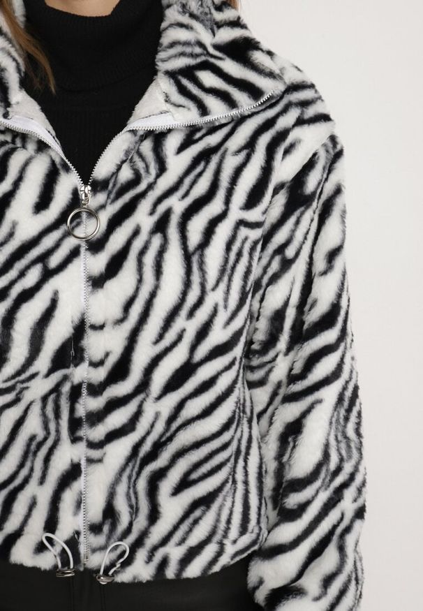 Born2be - Biała Futrzana Kurtka w Zebrę o Prostym Kroju ze Ściągaczem i Kieszeniami Velsomi. Kolor: biały. Materiał: futro. Wzór: motyw zwierzęcy. Styl: elegancki
