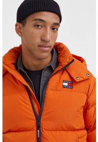 Tommy Jeans kurtka puchowa męska kolor pomarańczowy zimowa. Kolor: pomarańczowy. Materiał: puch. Sezon: zima #4