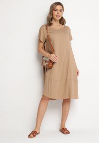 Born2be - Ciemnobeżowa Rozkloszowana Wiskozowa Sukienka Trivoria. Okazja: na co dzień. Kolor: beżowy. Materiał: wiskoza. Długość rękawa: krótki rękaw. Typ sukienki: rozkloszowane. Styl: elegancki, casual #5