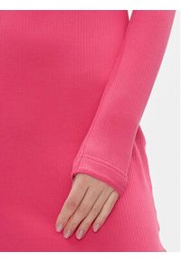 Tommy Jeans Sukienka dzianinowa Tjw Badge Rib Bodycon Ls DW0DW17424 Różowy Slim Fit. Kolor: różowy. Materiał: bawełna. Typ sukienki: bodycon