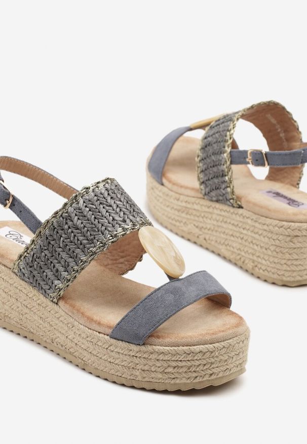 Born2be - Niebieskie Sandały na Plecionym Koturnie z Okrągłą Ozdobą Naporra. Okazja: na co dzień. Nosek buta: okrągły. Zapięcie: sprzączka. Kolor: niebieski. Wzór: aplikacja. Obcas: na koturnie. Styl: casual, elegancki, wakacyjny, klasyczny