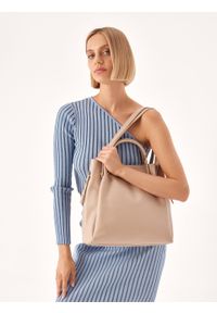 Kazar - Skórzana torebka z metalowymi rączkami. Kolor: beżowy. Materiał: skórzane. Styl: elegancki. Rodzaj torebki: na ramię #6