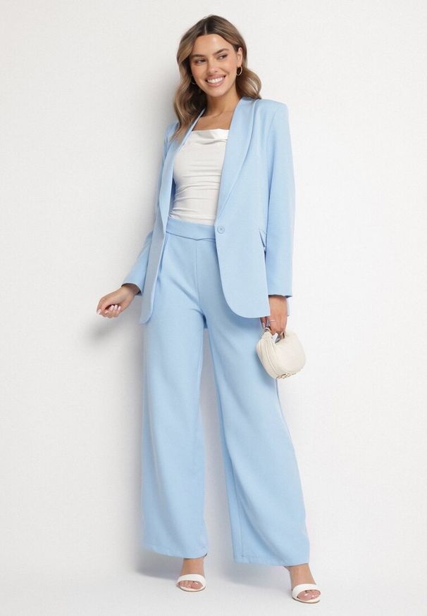Born2be - Jasnoniebieska Marynarka Ozdobiona Imitacją Kieszeni Sovzedi. Okazja: na spotkanie biznesowe. Kolor: niebieski. Materiał: jeans. Wzór: aplikacja. Styl: biznesowy, elegancki