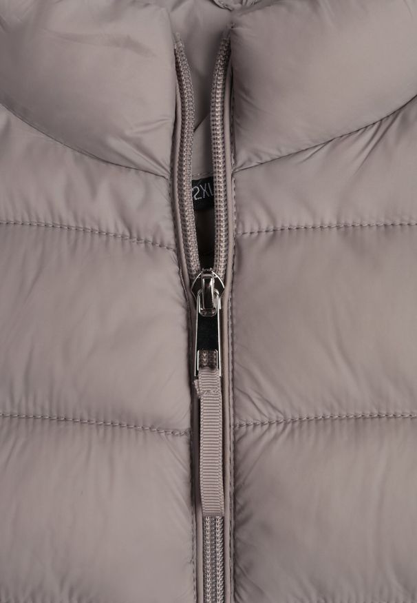 Born2be - Beżowa Pikowana Kamizelka Przejściowa ze Stójką Edanwen. Typ kołnierza: kołnierzyk stójkowy. Kolekcja: plus size. Kolor: beżowy. Materiał: jeans, nylon. Styl: klasyczny