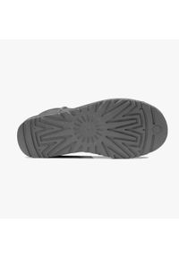 Ugg - Buty zimowe damskie UGG W Classic Short II (1016223-GREY). Okazja: na plażę. Kolor: srebrny. Materiał: materiał. Sezon: zima. Styl: młodzieżowy