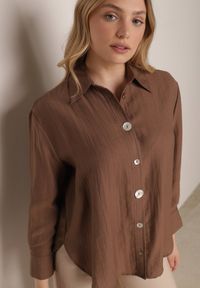 Born2be - Brązowa Koszula Oversize z Wiskozą i Lnem Zdobiona Nieregularnymi Guzikami Inisera. Okazja: do pracy, na co dzień. Typ kołnierza: kołnierzyk klasyczny. Kolor: brązowy. Materiał: wiskoza, len. Długość: długie. Wzór: aplikacja. Styl: elegancki, klasyczny, casual #6