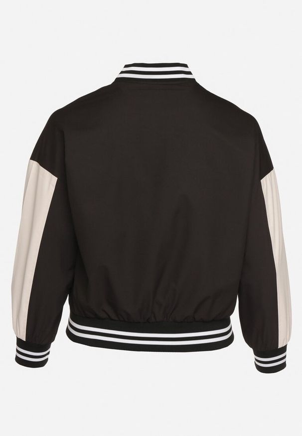 Born2be - Czarna Kurtka Bomberka o Kroju Oversize z Paskami i Napisami Nevilora. Okazja: na co dzień. Kolor: czarny. Materiał: jeans. Długość rękawa: długi rękaw. Długość: długie. Wzór: napisy. Styl: casual